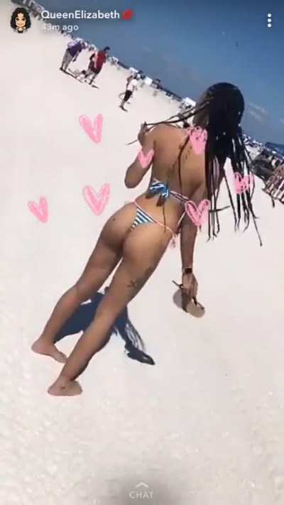 Look at her shake that thang 😋