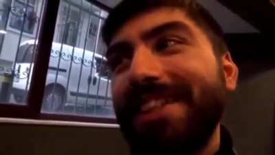 Resim dersinde resmini hocaya g&ouml;stermeden &ouml;nce arkadaşına g&ouml;sterirsin ama beğenmez: