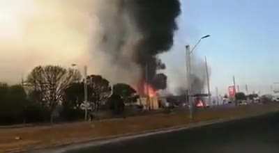 Fuerte explosi&oacute;n de pipa en Hidalgo deja 10 veh&iacute;culos calcinados, 2 muertos y 4 heridos