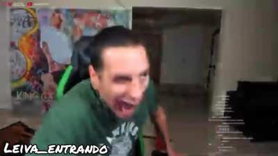 El coscu pero con Edward el 88 dedos de fondo (?