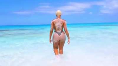 These cheeks got me hypnotized with the jiggling!