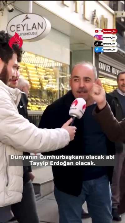 Sokak r&ouml;portajında fesli bir amca, AKP&rsquo;yi &ouml;ven başka bir şahsı ağzından &ouml;pmeye kalktı :-))