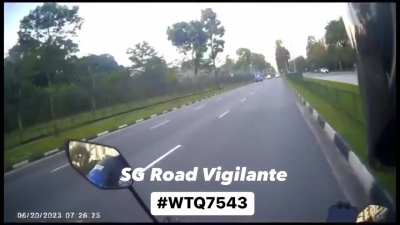 Malaysian Bus Seen Beating Red Light &amp;amp; Mounting Kerb At Woodlands
