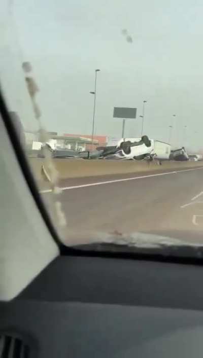 As&iacute; ha quedado la carretera de la zona de Pista de Silla, en Valencia.

Coches destrozados amontonados, barro... Un desastre