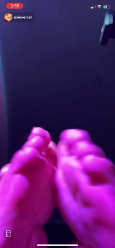 @uxieversal Shows Soles on Live