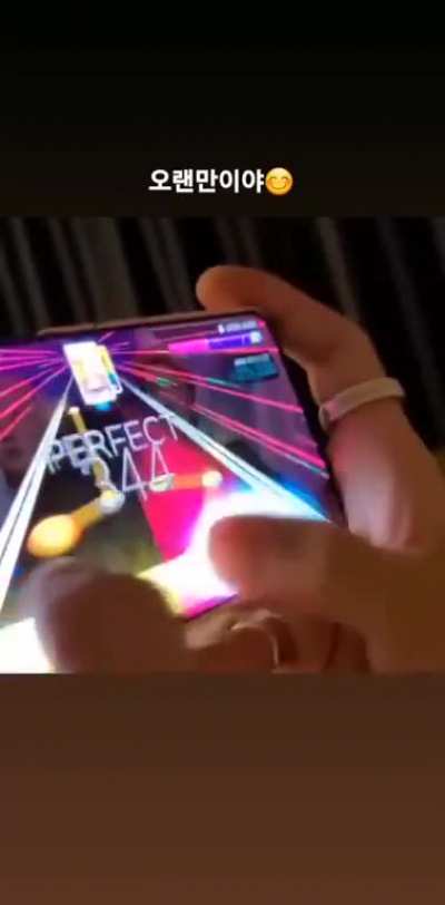 Here's Chanyeol playing 1 Billion Views to make your day