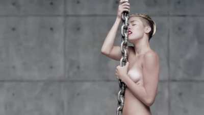 Miley Cyrus - Wrecking Ball (Uncensored)