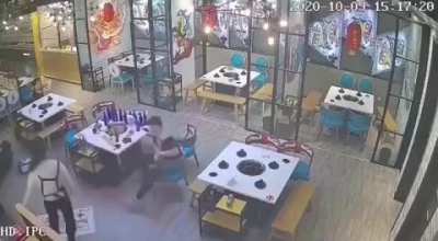 Filmlerdeki d&ouml;v&uuml;ş sahneleri gibi,kamera 5 fps değil ve g&ouml;r&uuml;nt&uuml; kaliteli,hareketler sa&ccedil;ma salak değil el d&ouml;nd&uuml;rmeden sandalye atmaya kadar her şey var.Şu ana kadar tanık olduğum en iyi ger&ccedil;ek hayat kavgası.
