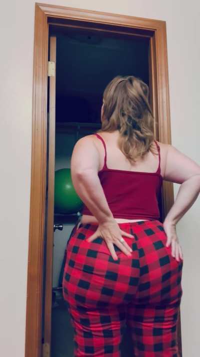 Mommy needs a good boy to smell her morning pre-poop farts. 💨 Any takers??