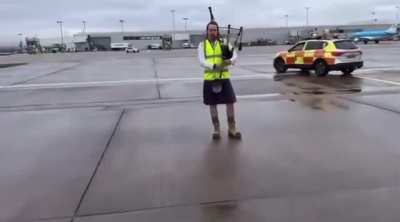 The way Snoop Dogg was greeted at Glasgow Airport