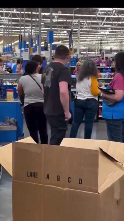 Lady with her baby prey on people&rsquo;s sympathy to buy her groceries then return to get cash from store