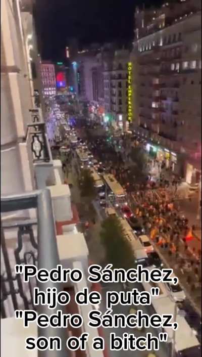 Thousands of Spanish rally the streets to protests against the government pacts with Catalonian independentism. There are manifestations in over 50 Spanish cities.