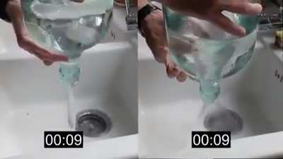 KRL O CARA FEZ UM REDEMOINHO NUMA GARRAFA (cr&eacute;ditos r/damnthatsinteresting )