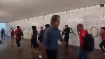 "Toma a&iacute; tua privatiza&ccedil;&atilde;o, ot&aacute;rio.", pixa&ccedil;&atilde;o no metr&ocirc; de BH. Cr&eacute;dito/fonte: @velosomov