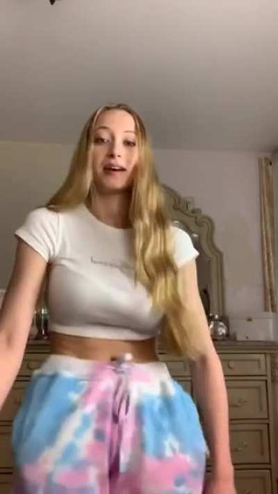 Holy fuck shake those hips baby girl
