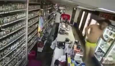 D&uuml;kkanda saz &ccedil;alan esnaf, deprem sonrası odadan &ccedil;ıkan baksırlı adam ve kadın. Bu nası video ĞWSĞĞSPWLWŞSSŞ