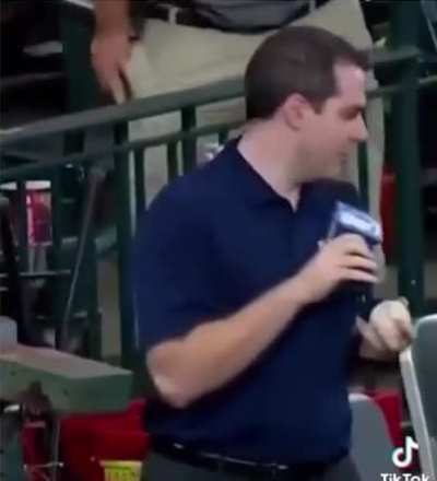 Reporter catches baseball while on air