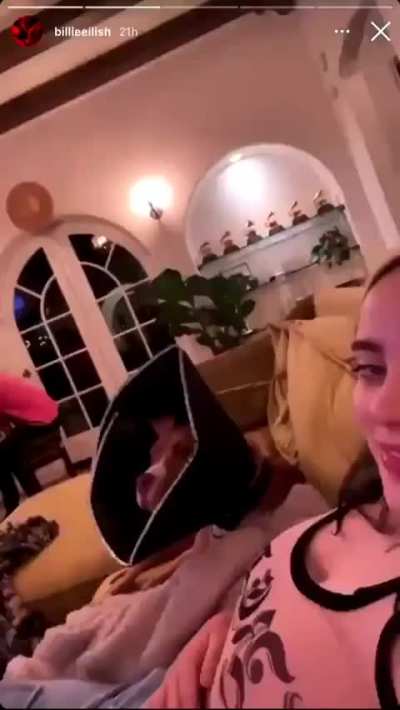 Billie Eilish boob slapping 😍