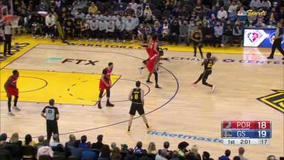 [Highlight] Draymond Green with the bounce-pass dime through two defenders