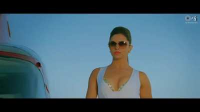 I can't remember how many times I jerk off to this intro of Deepika Padukone. Look at those milky thighs. I wanna eat her thighs