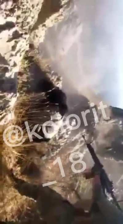 T&uuml;rk askerleri b&uuml;y&uuml;k olasılıkla pkk lı ter&ouml;ristleri infaz ediyor. Ne diyorsunuz bu duruma altında T&uuml;rklere s&ouml;ven de var destekleyen de. Bence o şekildeki bir ortamda mantıklı bir hareket.