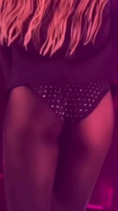She knows how to show that ass