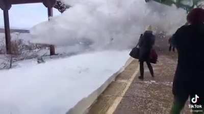 SJ: sn&ouml; p&aring; sp&aring;ret, t&aring;get &auml;r tyv&auml;rr inst&auml;llt..