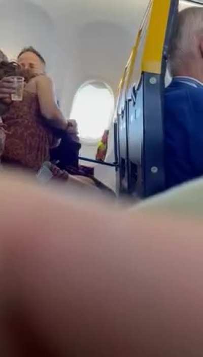 Airplane Blowj<wbr>ob…no<wbr>body’<wbr>s going to notice