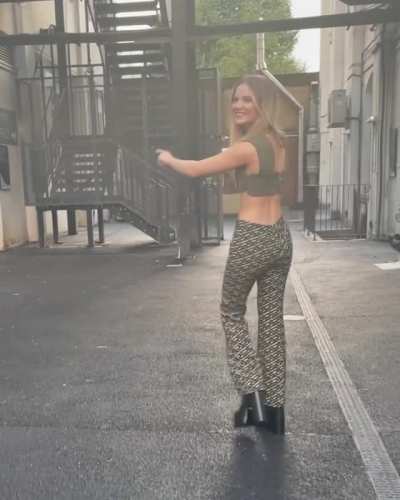 Freya Allan booty in leggins