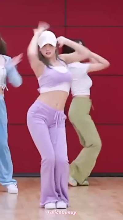 Momo Twice #legs #piernas #thighs #muslos #ass #culo #abs #tits #tetas #escote #cleavage #pants #pantal&oacute;n #top
