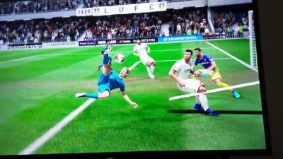 This dude did another level of the hand of god.