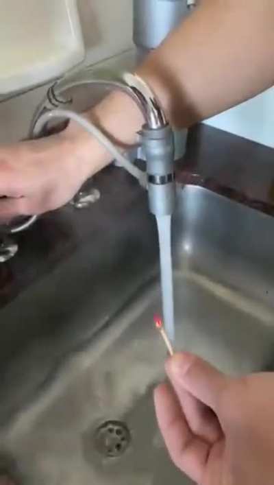 la señorita malena massa anduvo metiendo mano en el agua y.. (no, no hay nada muerto en el termotanque)