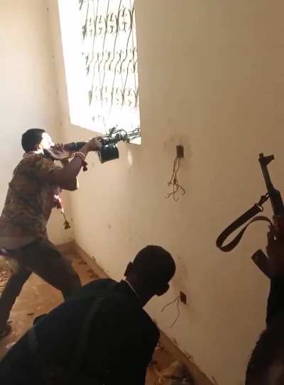 Sudanese soldier firing a QLZ-87 grenade launcher at RSF forces in urban combat