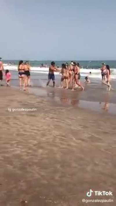 [MAR DEL PLATA] Una piba se calienta en la playa por celos e intenta darle a otra