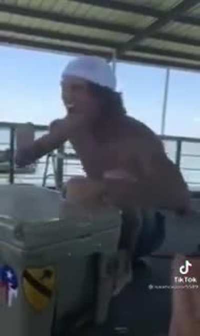Rock &ldquo;freestyle&rdquo; on fishing pier