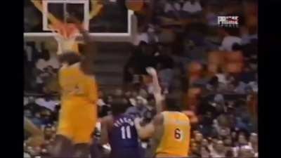 [Highlight] Shaq blocks the ball so hard the arena loses power