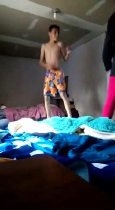 increibles movimientos de ni&ntilde;o tercer mundista (denmen gramos pls quiero salir en el mclmi)