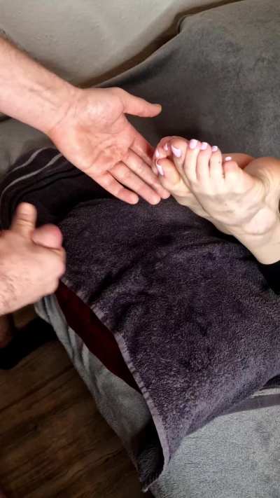 My girlfriend's feet are begging for cum