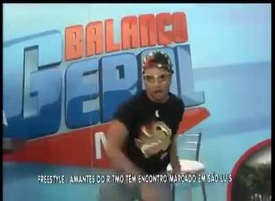 Apresentador cheio de balanço