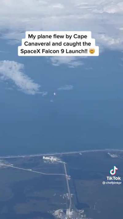 This guys plane flew right by the SpaceX Falcon 9 launch