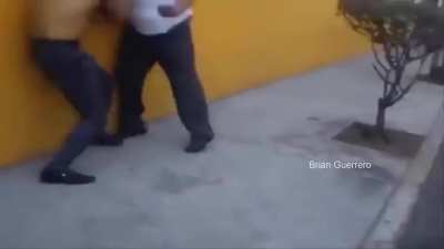 Gordo VS Mamado con Linkin Park de fondo.