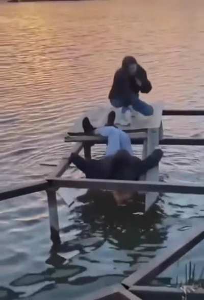 Упала в воду? Подожди-ка... (звук, осторожно)