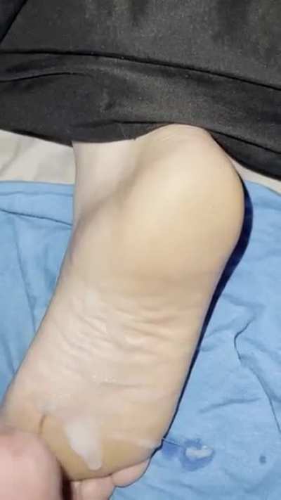 I&rsquo;m the late night sleepy sole moisturizer 😈