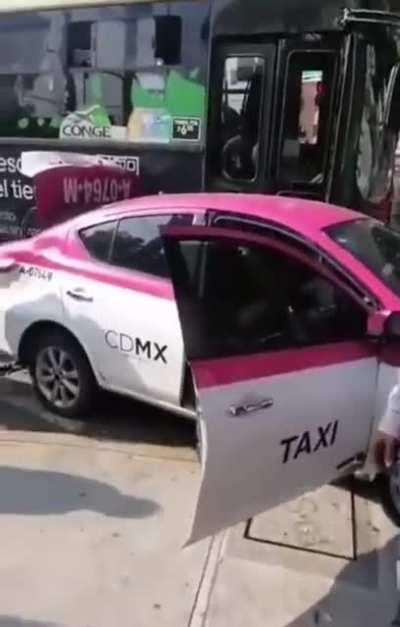 Two men are beaten by citizens in Mexico City after trying to kidnap a girl and rob her when she got in a taxi. A man came out of the trunk trying to rob her, while the driver was trying to drive away. She continued to fight against the driver and the oth