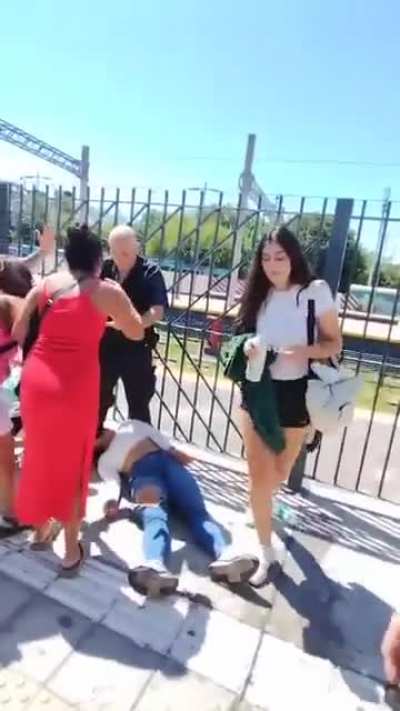 La Plata: Griterio y quilombo por la detención de una piba que no tenia plata para el boleto en la estación de trenes