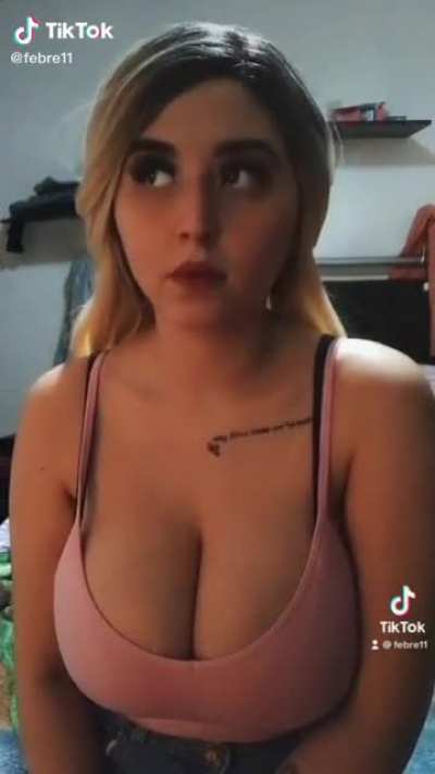 a mí siempre me calentaron sus tetas son hermosas nunca me fijé en su nariz o lo que sea a mí me calentó desde el primer momento pensar que ahora se destapó más antes en sus comienzos no mostraba, ahora encontró el negocio