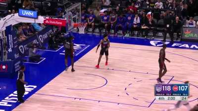 [Highlight] Harrison Barnes drives and kicks to De'Aaron Fox, who attacks the rim like it personally insulted him.
