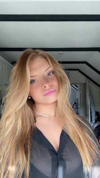 Ellie hot as ever