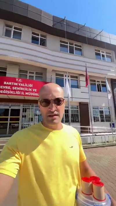 🗣️Bir vatandaşın paylaşımı:

&ldquo;Gen&ccedil;lere teklifim; devlete girin. Burada &ouml;yle bir imkan var ki&hellip;

Sınava girmeyen, barajı ge&ccedil;emeyen, sınavda beni ge&ccedil;emeyen şube m&uuml;d&uuml;r&uuml;.

B&ouml;yle devlet bir yerde bulunmaz.&rdquo;