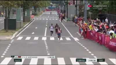 Abdi Nageeye pushes his best friend Bashir Abdi during the Olympic marathon to join him for a medal. Two somali born athletes with this unprecedented achievement 🇸🇴